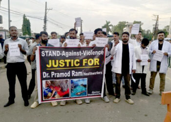 चिकित्सकमाथि आक्रमणको विरोधमा वीरगंजमा प्रदर्शन, स्वास्थ्यमन्त्रीको राजीनामा माग