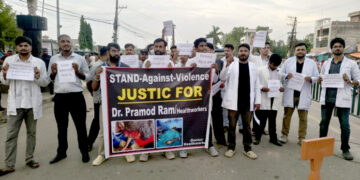 चिकित्सकमाथि आक्रमणको विरोधमा वीरगंजमा प्रदर्शन, स्वास्थ्यमन्त्रीको राजीनामा माग