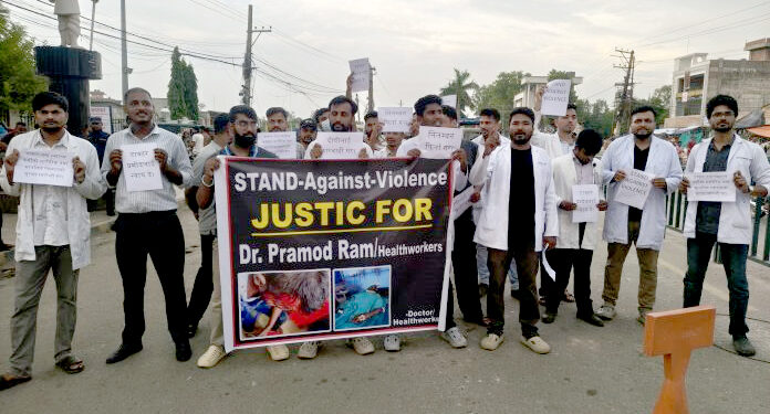 चिकित्सकमाथि आक्रमणको विरोधमा वीरगंजमा प्रदर्शन, स्वास्थ्यमन्त्रीको राजीनामा माग