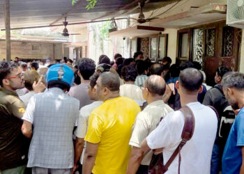 वीरगंज स्थित यातायात कार्यालयमा लाइसेन्स लिने सेवाग्राहीको भीड