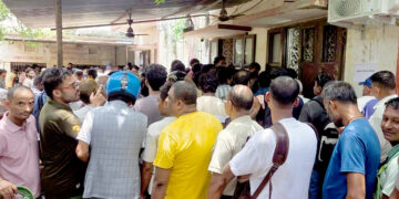 वीरगंज स्थित यातायात कार्यालयमा लाइसेन्स लिने सेवाग्राहीको भीड