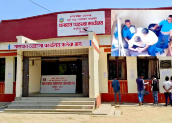 यातायात कार्यालय कलैयाको भिडियो भाइरलः कार्यालय प्रमुख सेवाग्राहीलाई हातपात गरेको छर्लङ्ग