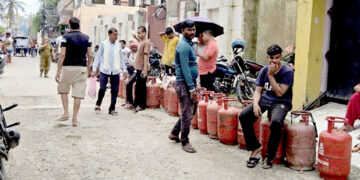 पर्सा-बारामा एलपी ग्यासको हाहाकार, घण्टौँ लाइनमा बस्न बाध्य उपभोक्ता