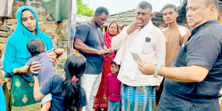 भोटेकोशी बाढीमा बेपत्ता कुहडीका दुई ट्रक चालकका परिवारसँग मेयर सिंहको भेट