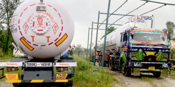 काठमाडौंमा ग्यास अभाव टार्न तराईका उद्योग २४ घण्टा संचालनमाः वैकल्पिक बाटोबाट ग्यास पठाइँदै