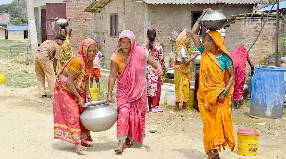 बेतौनामा पानीको कहरः भूमिगत दोहनले चापाकल सुके, एउटै समरसेवलको सहारामा २०० परिवार !