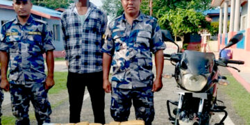 मोटरसाइकलको ट्याङ्कीमा फल्स बटम बनाएर ९.५ किलो चरेस तस्करी, भारतीय पक्राउ