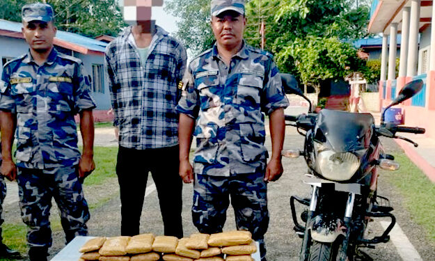 मोटरसाइकलको ट्याङ्कीमा फल्स बटम बनाएर ९.५ किलो चरेस तस्करी, भारतीय पक्राउ