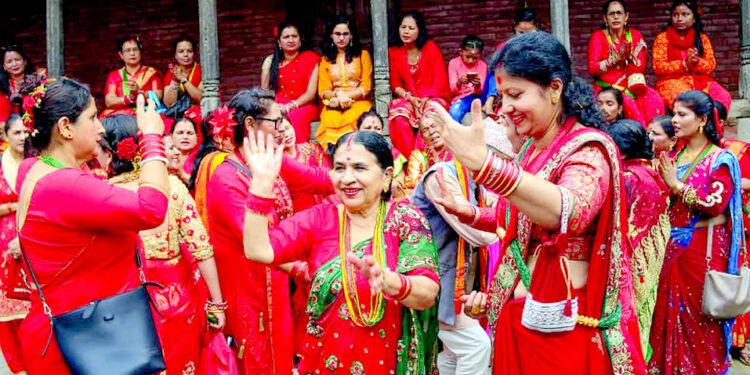 तीजको दरमा रमाए महिला, मधेशमा पनि बढ्दै सांस्कृतिक रौनक
