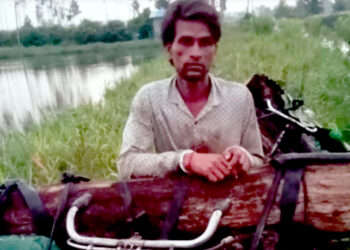 पक्राउ परेको काठ तस्कर हत्कडीसहित फरार