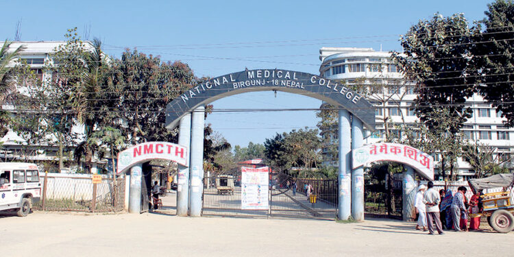 आवासीय चिकित्सकहरुलाई छात्रावास खाली गर्न दिइएको निर्देशन तत्कालको लागि स्थगित