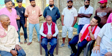 बाढीमा बेपत्ता परिवारको घरमै पुगे सांसद अन्सारी