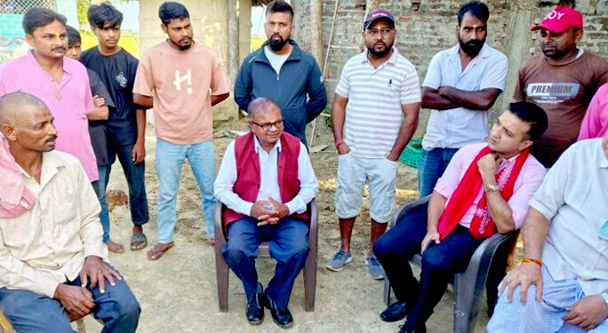 बाढीमा बेपत्ता परिवारको घरमै पुगे सांसद अन्सारी