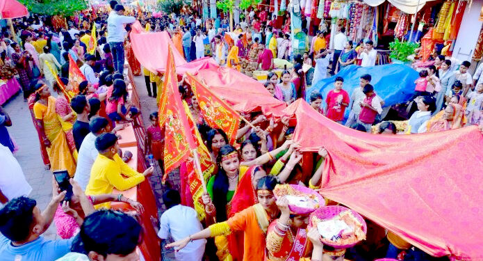 गहवामाईप्रतिको आस्थाको सागरमा डुब्यो वीरगंज, चुनरी यात्रामा १० हजार भक्तजन सहभागी