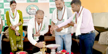 मानवसेवा आश्रममा भोजन गराएर हाम्रो नेपाल दैनिकले मनायो छैटौँ वार्षिकोत्सव