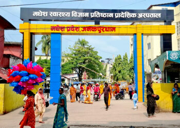 जनकपुर अस्पतालको बेहालः २५ बेडको आकस्मिक कक्षमा ५० बिरामी, बेन्चमै उपचार गर्नुपर्ने बाध्यता