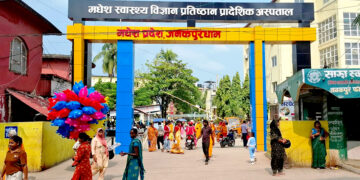जनकपुर अस्पतालको बेहालः २५ बेडको आकस्मिक कक्षमा ५० बिरामी, बेन्चमै उपचार गर्नुपर्ने बाध्यता