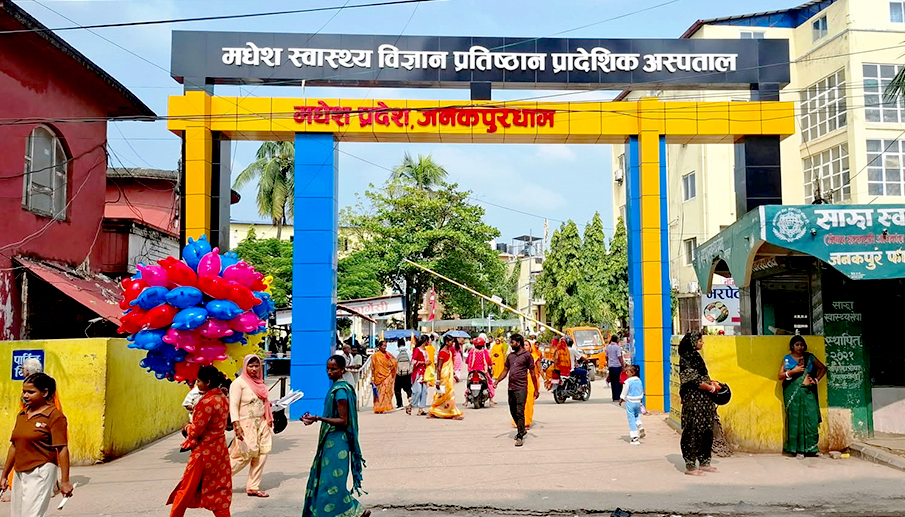 जनकपुर अस्पतालको बेहालः २५ बेडको आकस्मिक कक्षमा ५० बिरामी, बेन्चमै उपचार गर्नुपर्ने बाध्यता