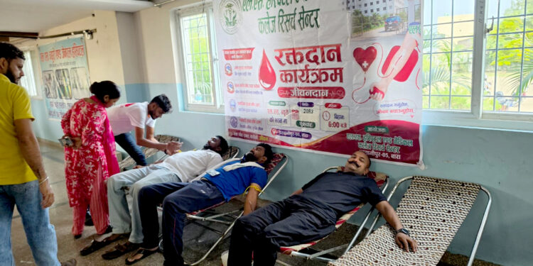 एल.एस. हस्पिटलमा रक्तदान कार्यक्रम, १३ महिलासहित ४८ जनाले गरे रगत दान