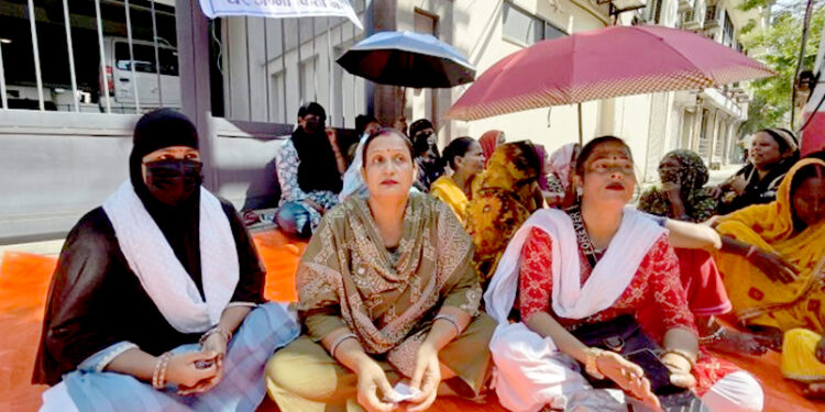 दुई किस्ता तिर्न नसक्दा अढाई कठ्ठा जग्गा लिलामः एनआईसी एसिया बैंकविरुद्ध महिलाहरूको धर्ना