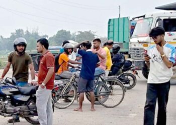 जीर्ण सडकविरुद्ध बहुअरीवासीको आक्रोश, आधा घण्टा सडक जाम
