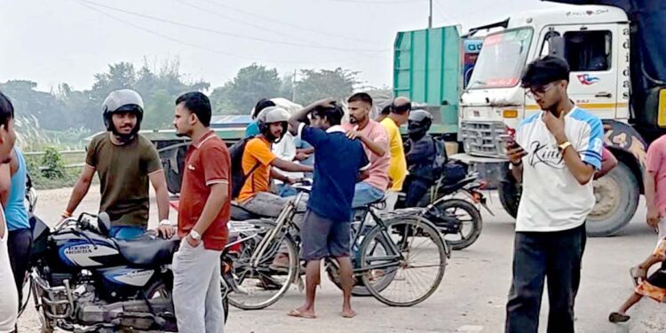 जीर्ण सडकविरुद्ध बहुअरीवासीको आक्रोश, आधा घण्टा सडक जाम