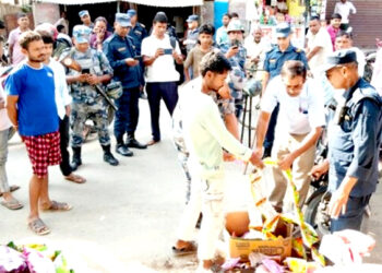 चाडपर्वको मौका छोपी म्याद गुज्रिएका खाद्य सामग्री बिक्री गर्ने दुईवटा पसललाई १५ हजार जरिवाना