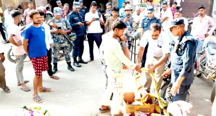 चाडपर्वको मौका छोपी म्याद गुज्रिएका खाद्य सामग्री बिक्री गर्ने दुईवटा पसललाई १५ हजार जरिवाना