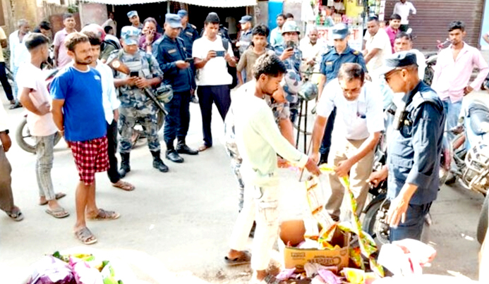 चाडपर्वको मौका छोपी म्याद गुज्रिएका खाद्य सामग्री बिक्री गर्ने दुईवटा पसललाई १५ हजार जरिवाना